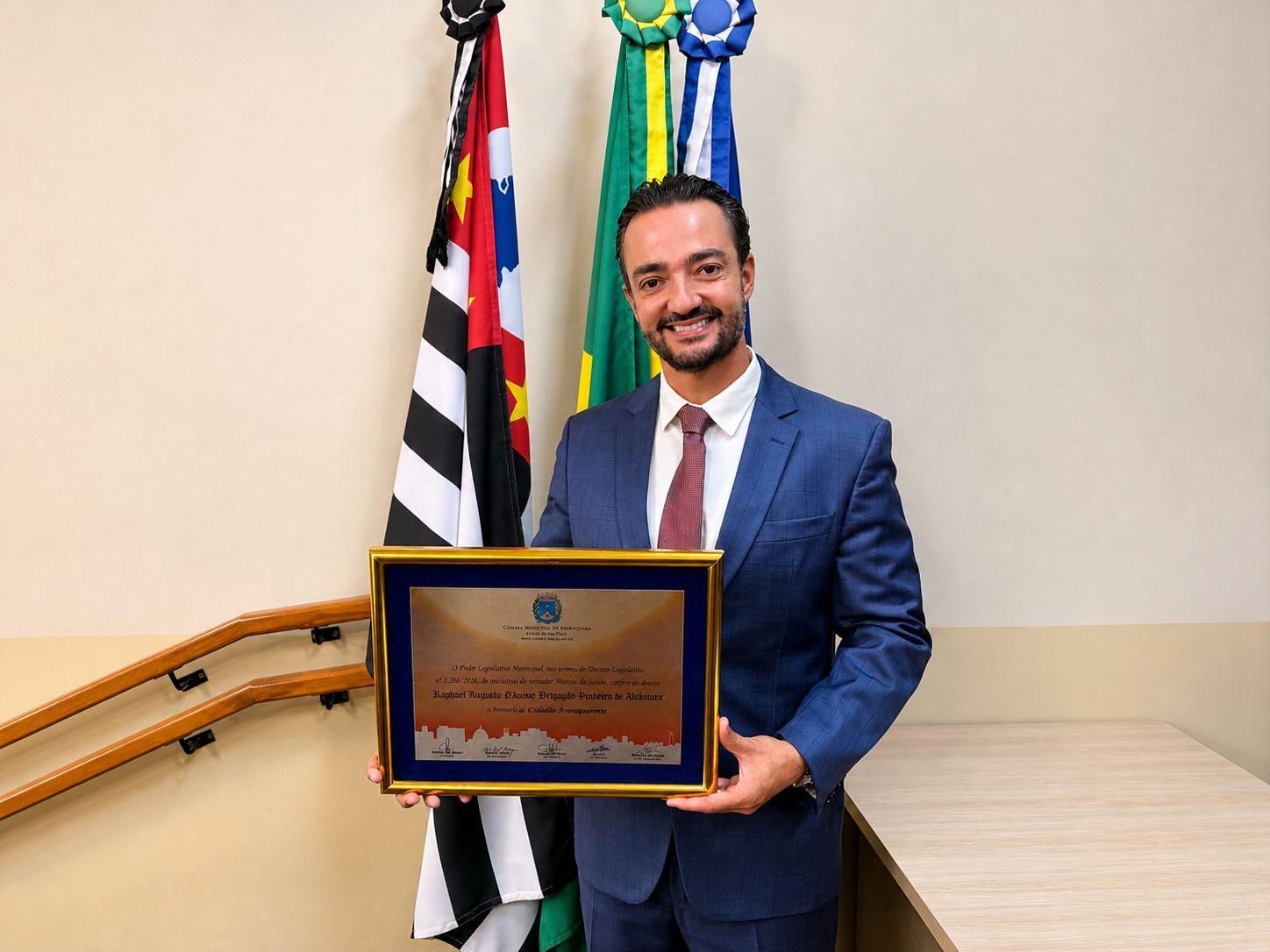 Dr. Raphael recebe título de Cidadão Araraquarense em noite marcada por homenagens e importantes lideranças políticas da região