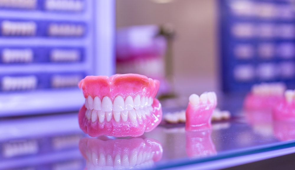 Cuidados com a sua prótese: como limpar e guardar