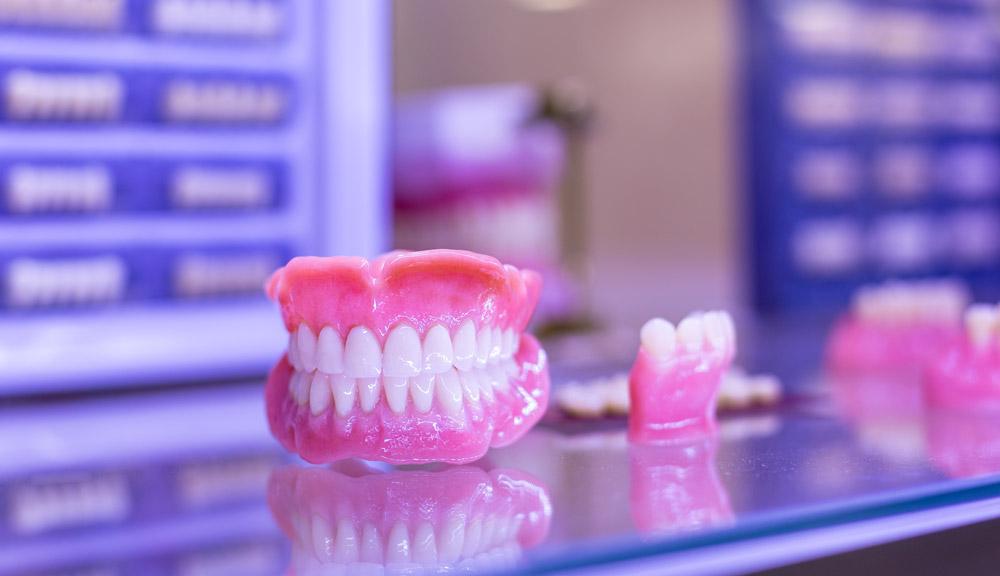 Cuidados com a sua prótese: como limpar e guardar